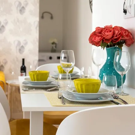 Delmar I Apartment
